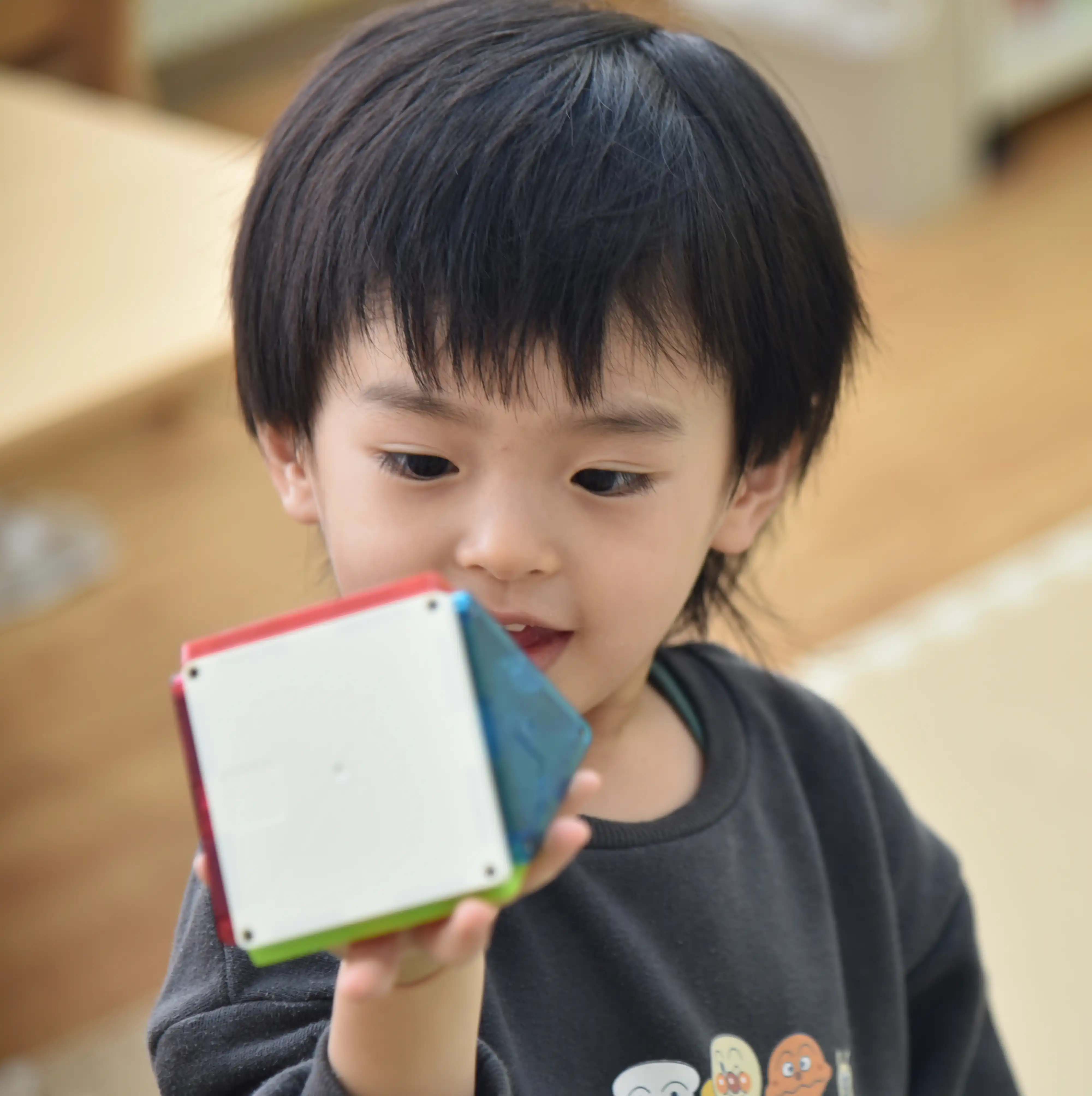おもちゃで遊ぶ子ども