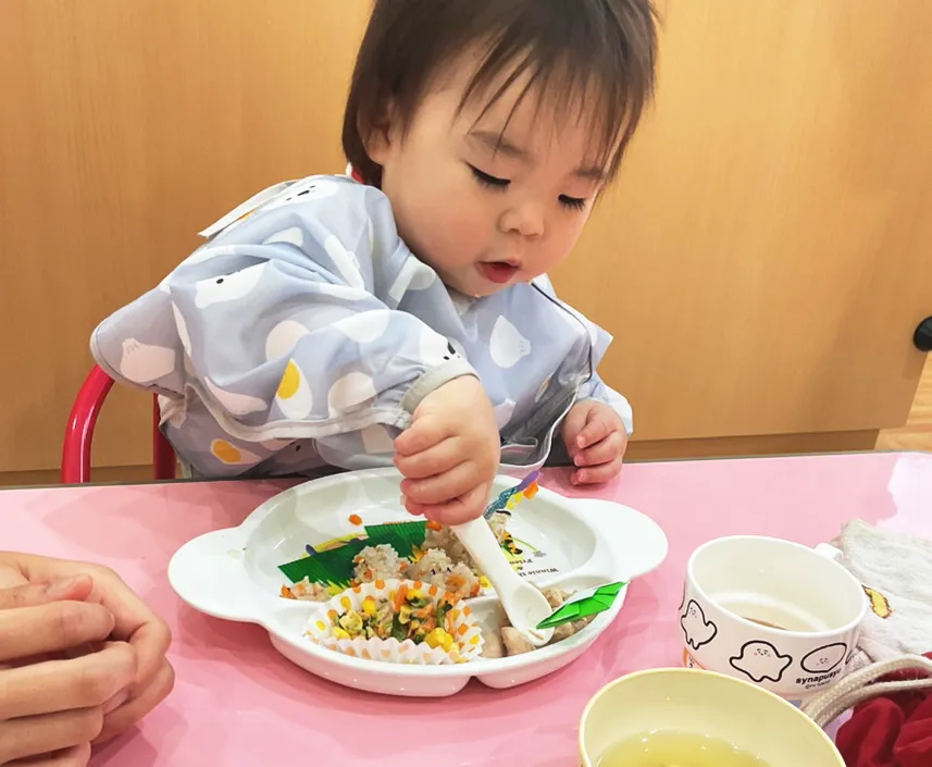 給食を食べる子供